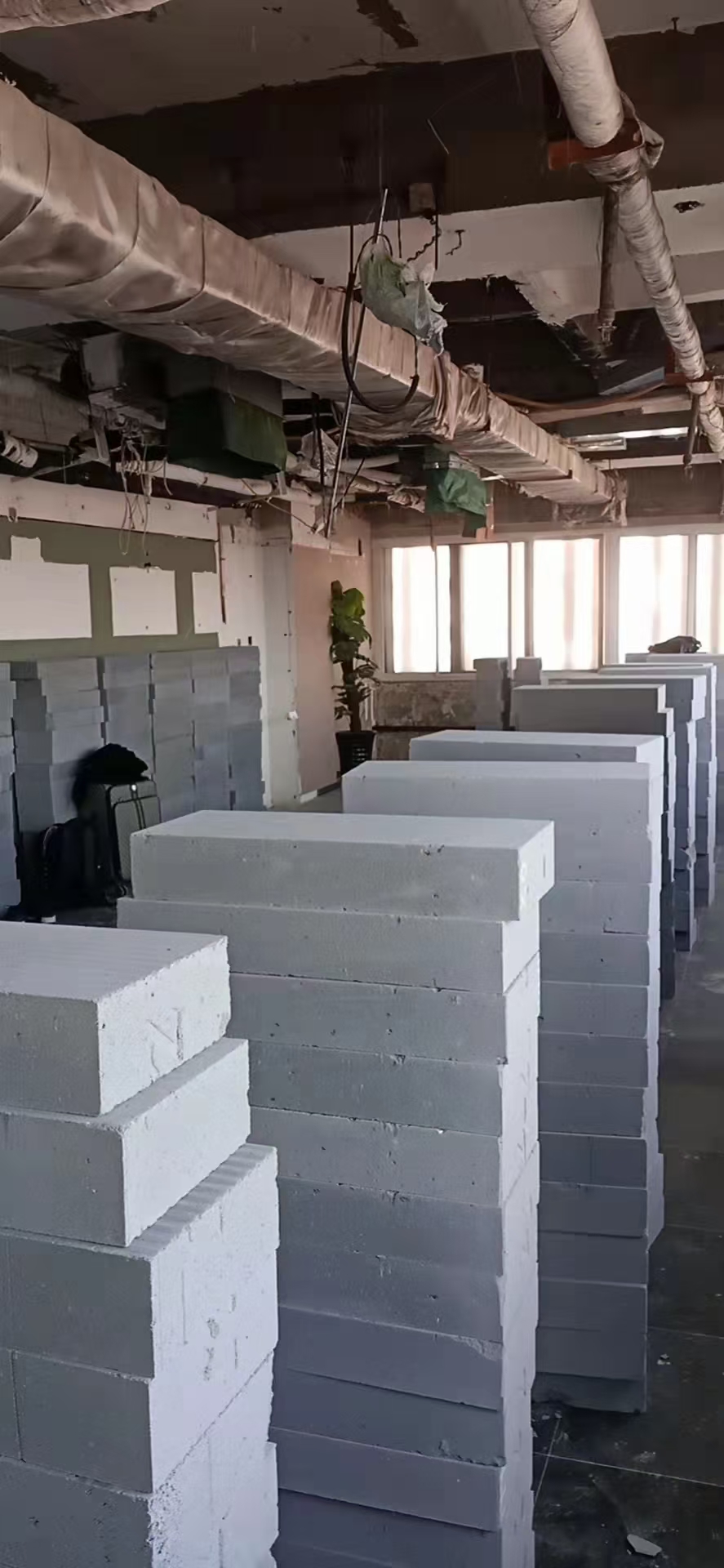 工地隔墙与开槽预埋场景